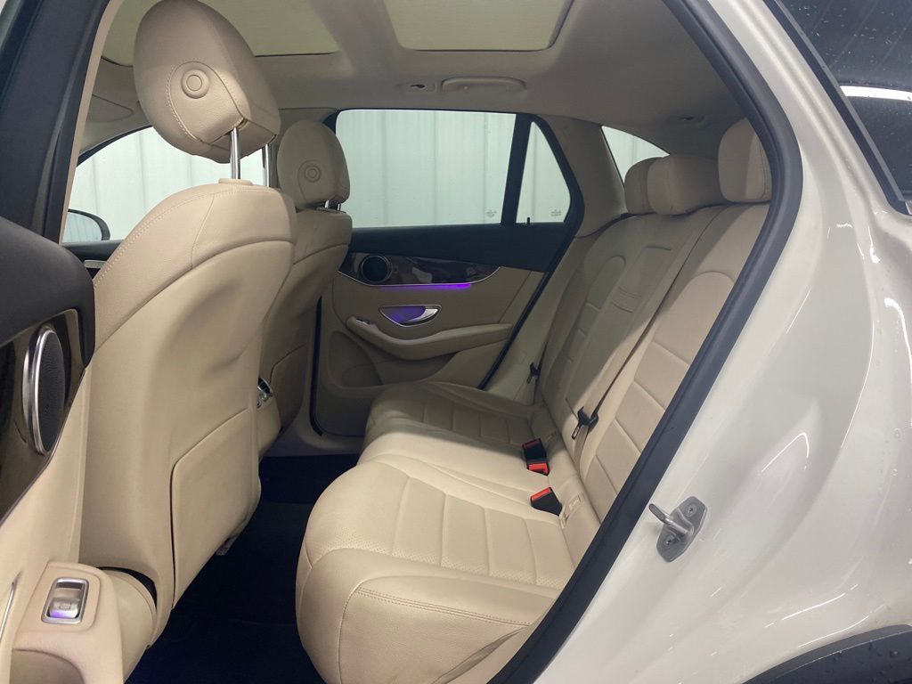 Vehicle image 17 of 21