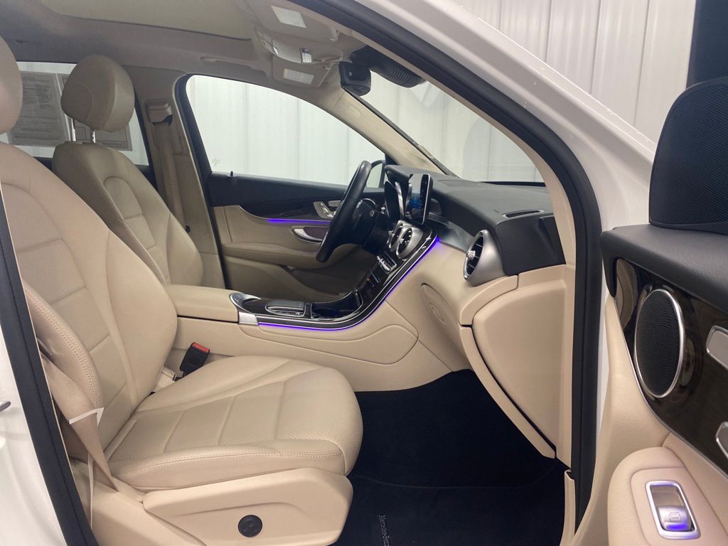 Vehicle image 19 of 21