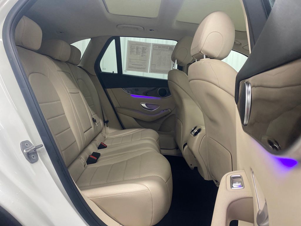 Vehicle image 18 of 21
