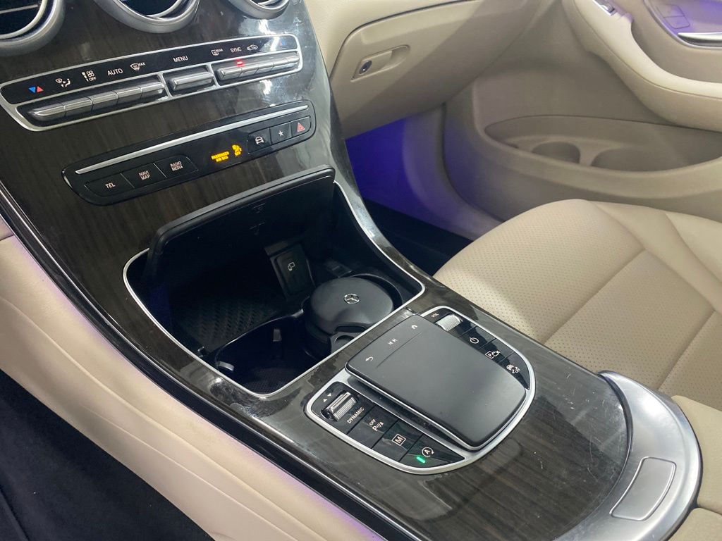 Vehicle image 14 of 21