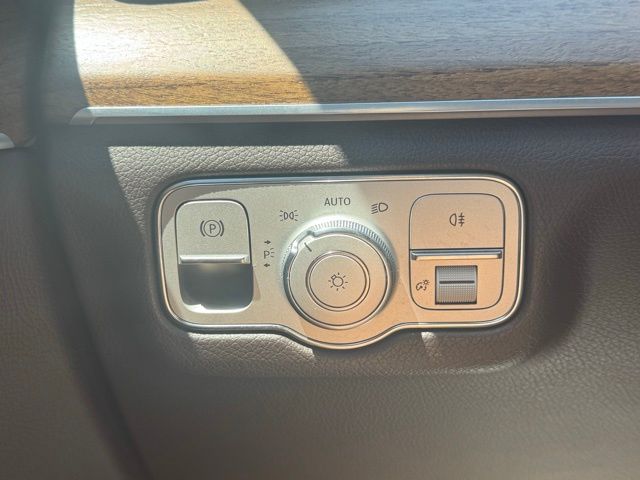 Vehicle image 27 of 34