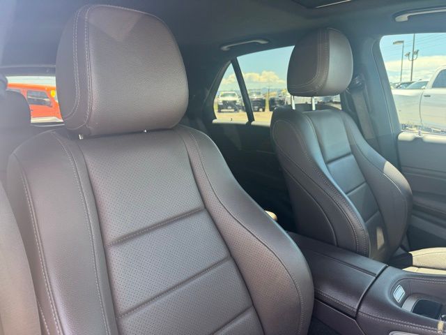 Vehicle image 13 of 34