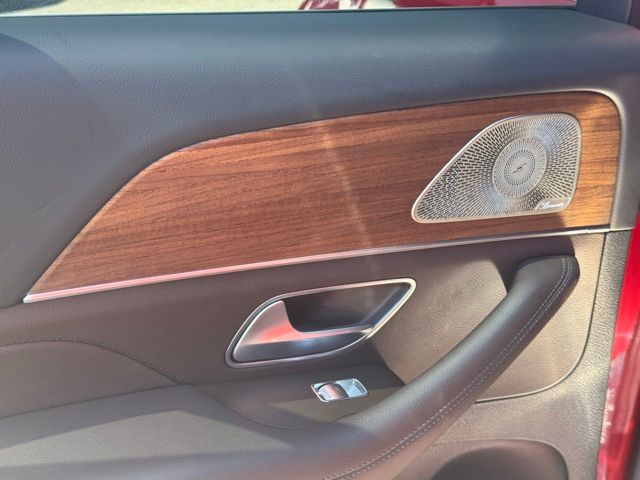 Vehicle image 24 of 34