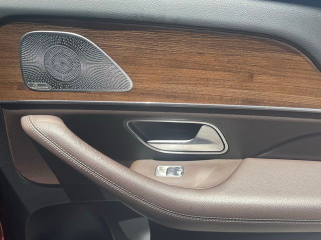 Vehicle image 31 of 34
