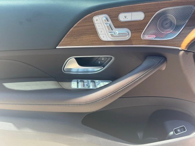 Vehicle image 25 of 34