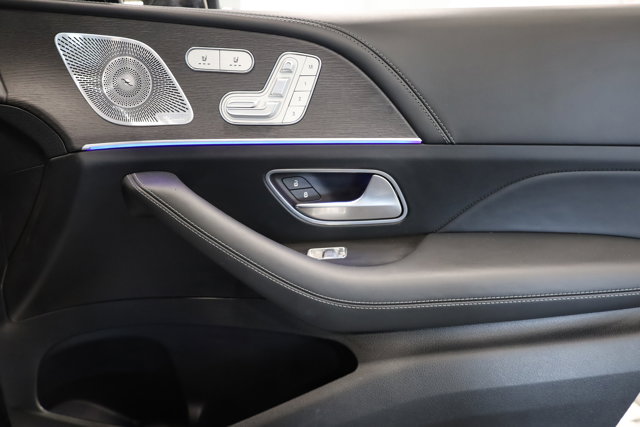 Vehicle image 40 of 42