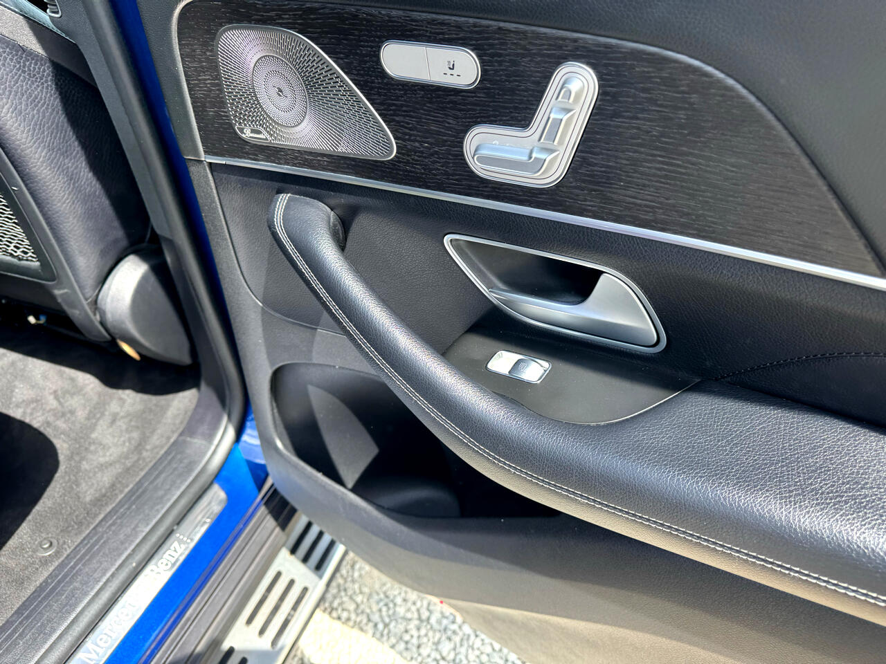 Vehicle image 33 of 99
