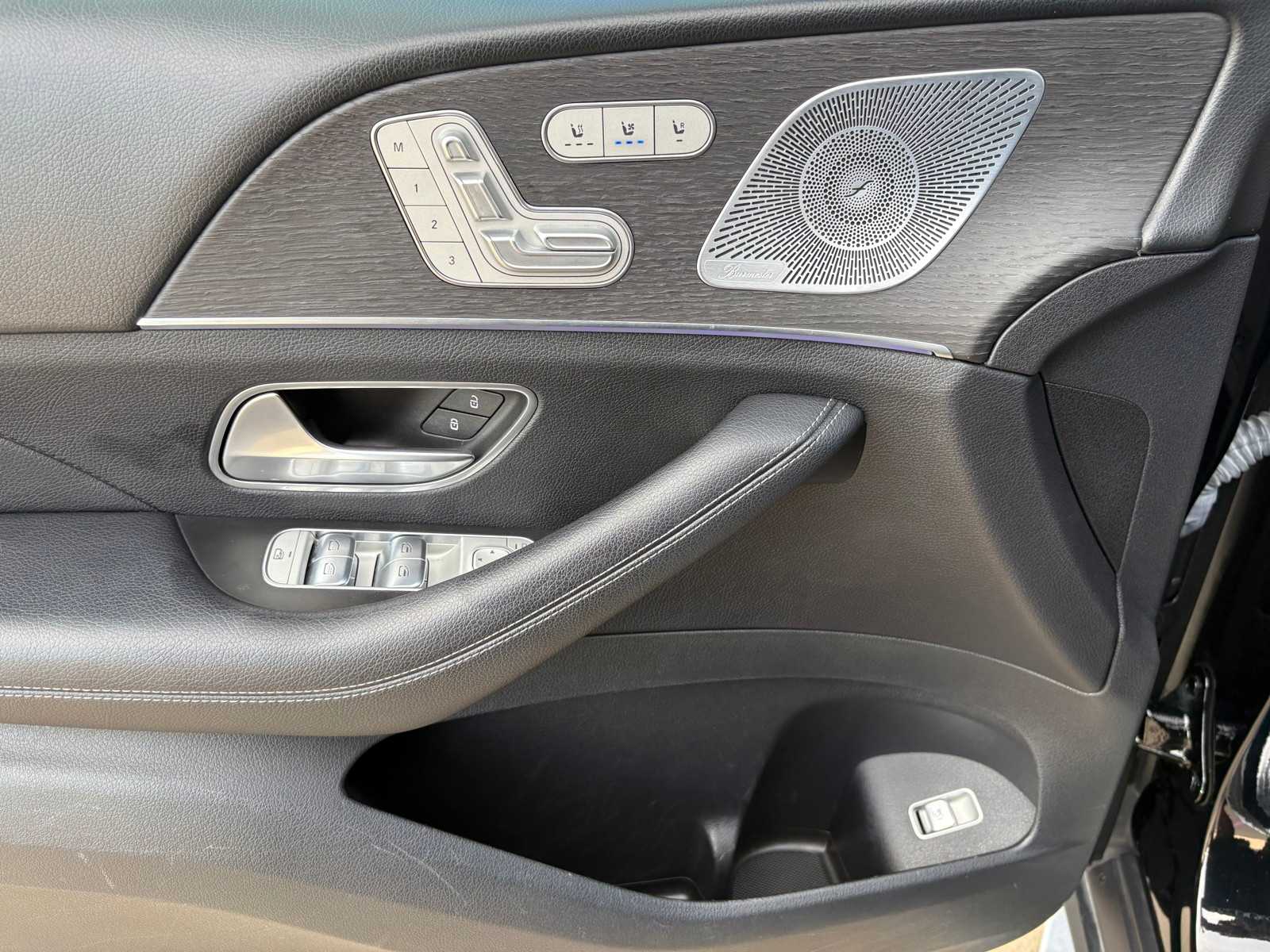 Vehicle image 19 of 23