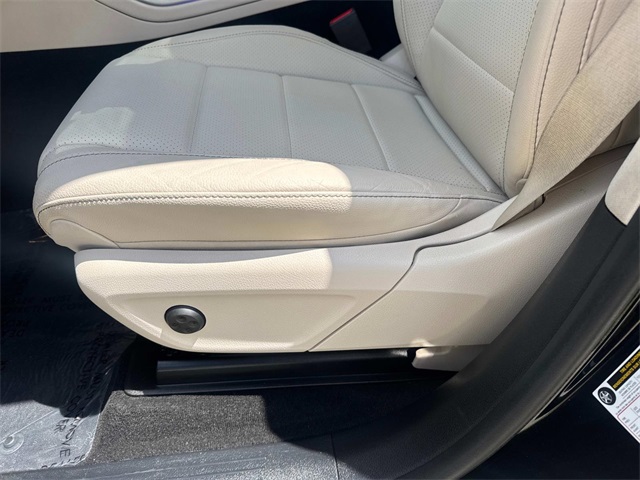 Vehicle image 25 of 27