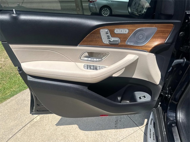 Vehicle image 19 of 27
