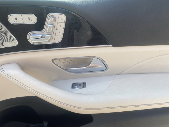 Vehicle image 16 of 18
