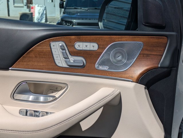 Vehicle image 12 of 33