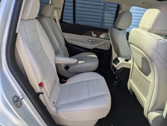 Vehicle image 31 of 33