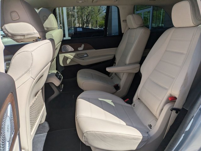 Vehicle image 27 of 33