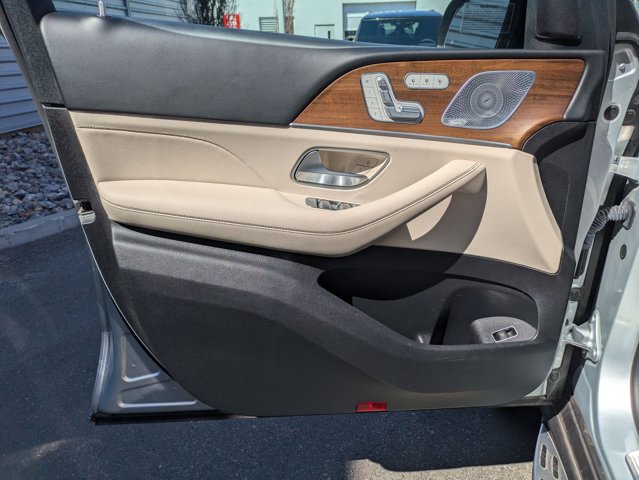 Vehicle image 11 of 33