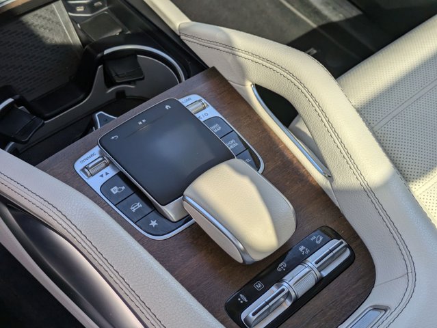 Vehicle image 23 of 33