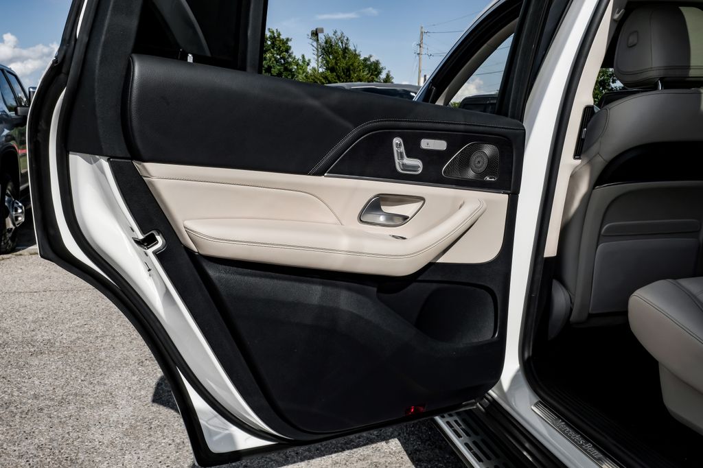 Vehicle image 25 of 64