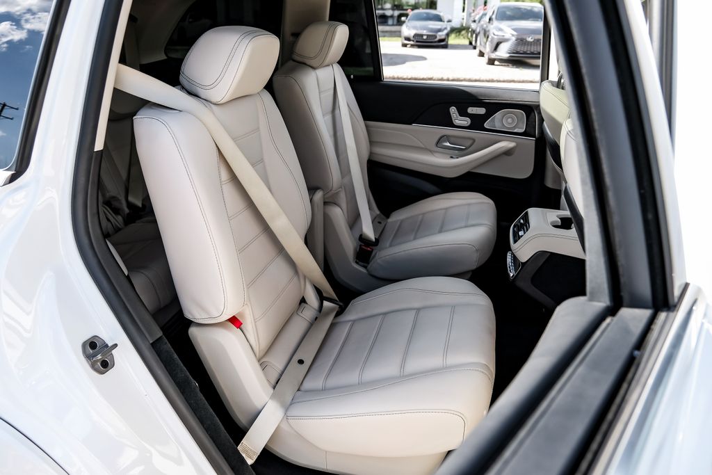 Vehicle image 21 of 64