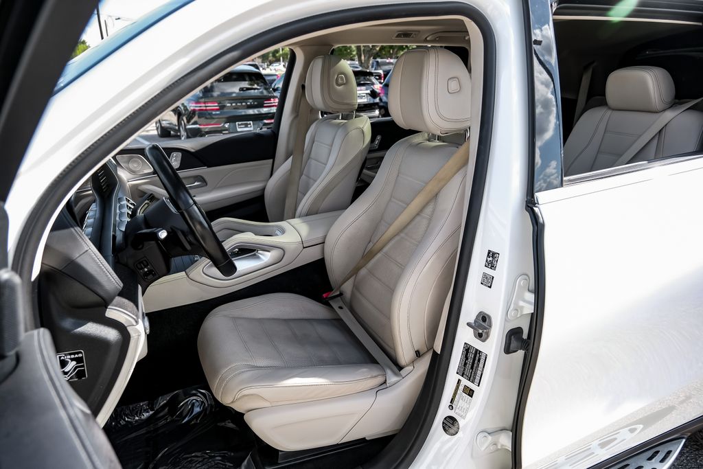 Vehicle image 27 of 64