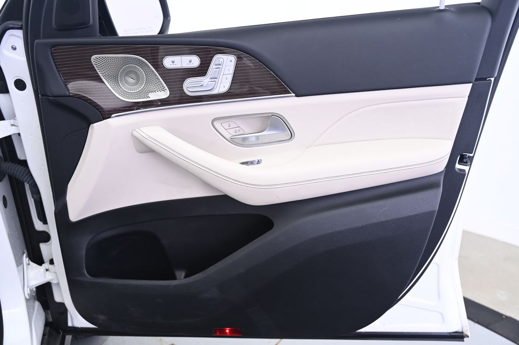 Vehicle image 33 of 44
