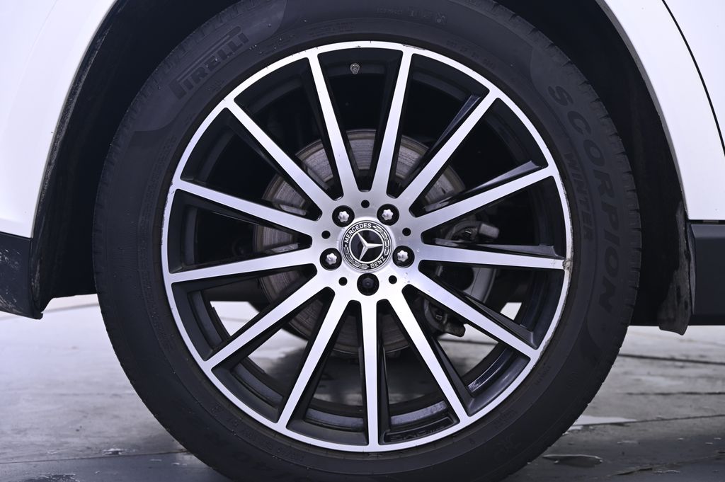 Vehicle image 10 of 44