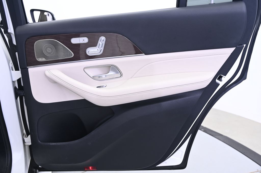Vehicle image 34 of 44