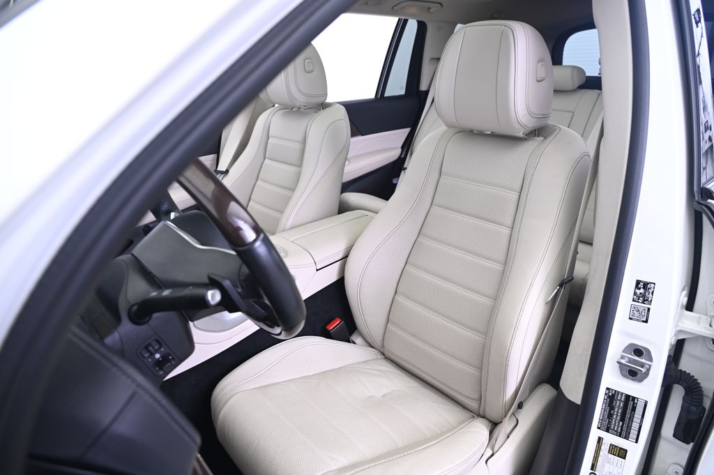 Vehicle image 17 of 44