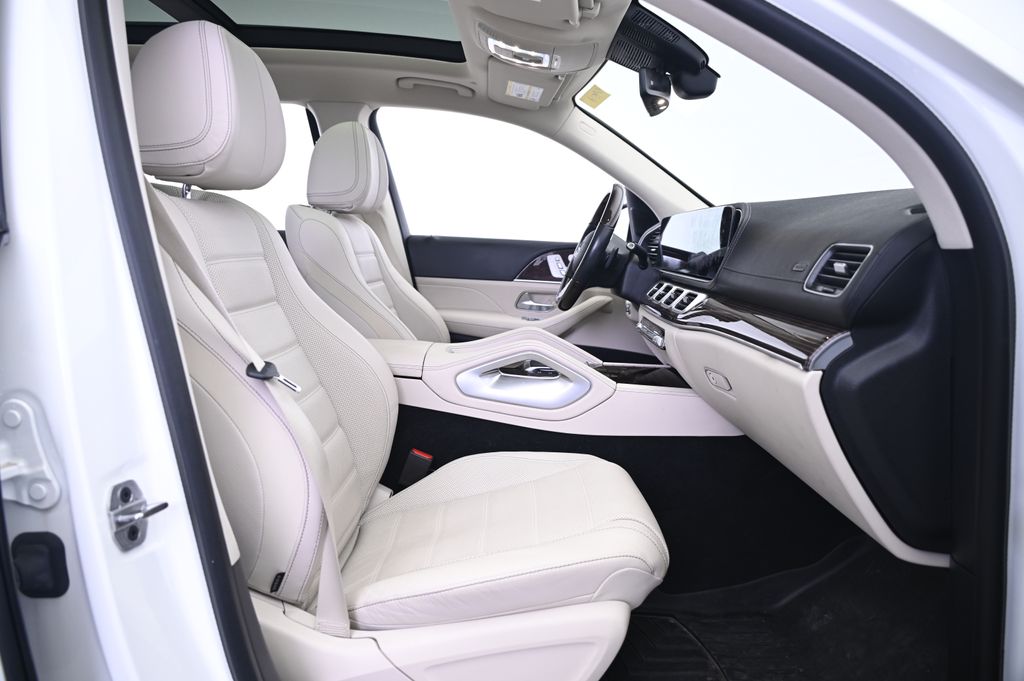 Vehicle image 23 of 44