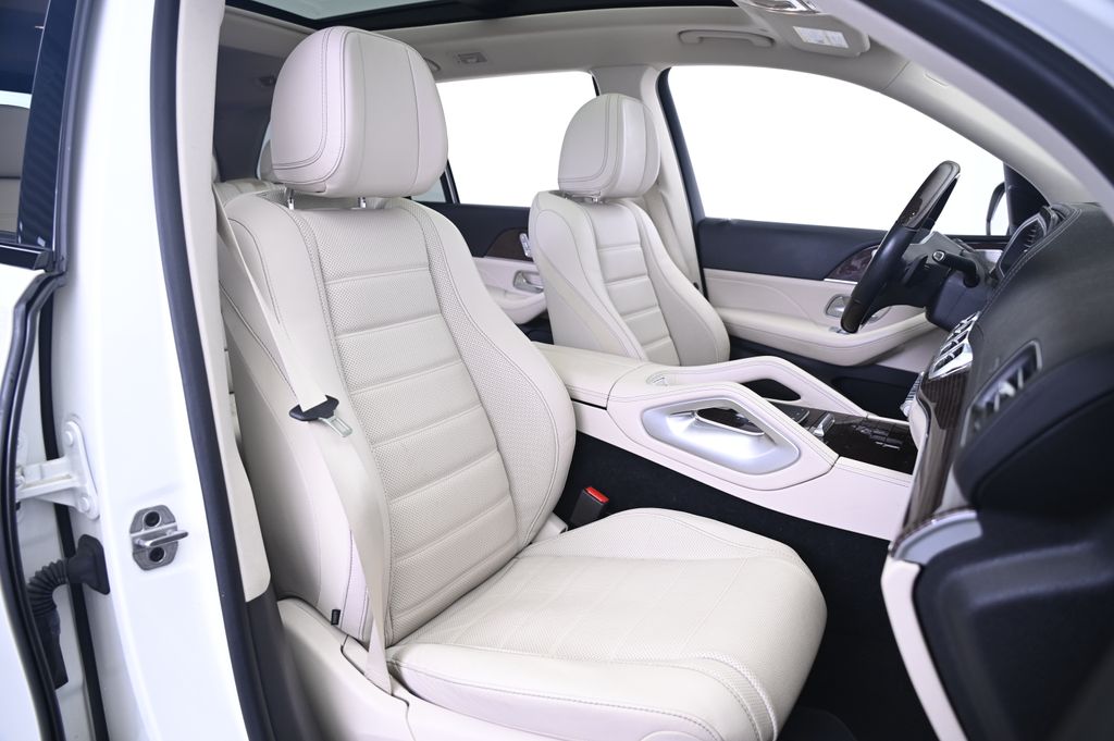Vehicle image 16 of 44
