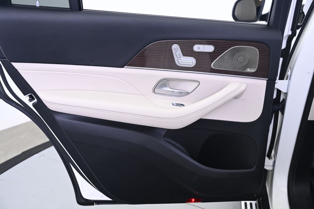 Vehicle image 31 of 44
