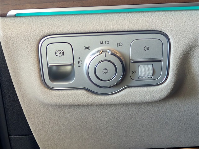 Vehicle image 21 of 28