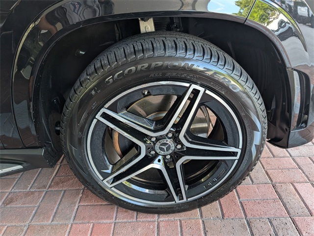 Vehicle image 7 of 28