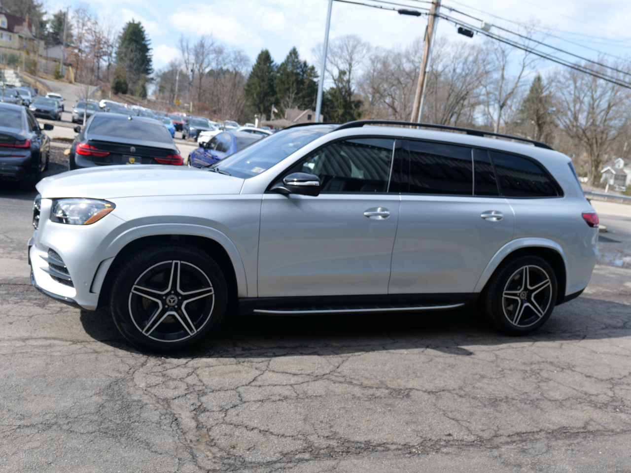 Vehicle image 32 of 100