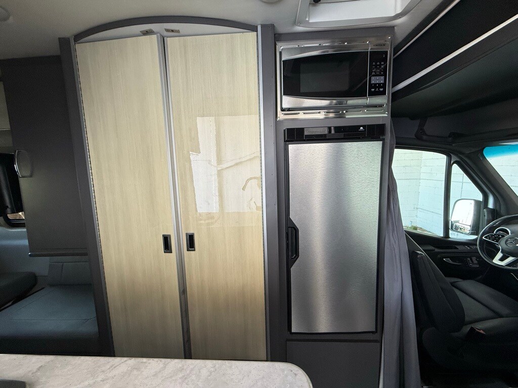 Vehicle image 47 of 70