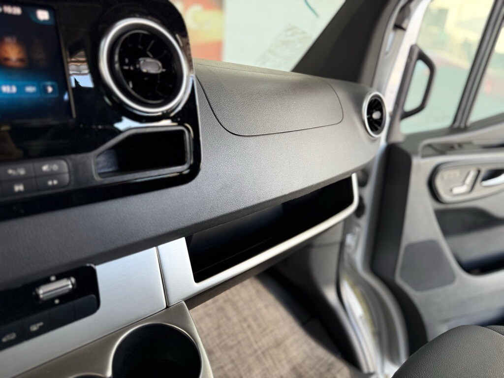 Vehicle image 37 of 70