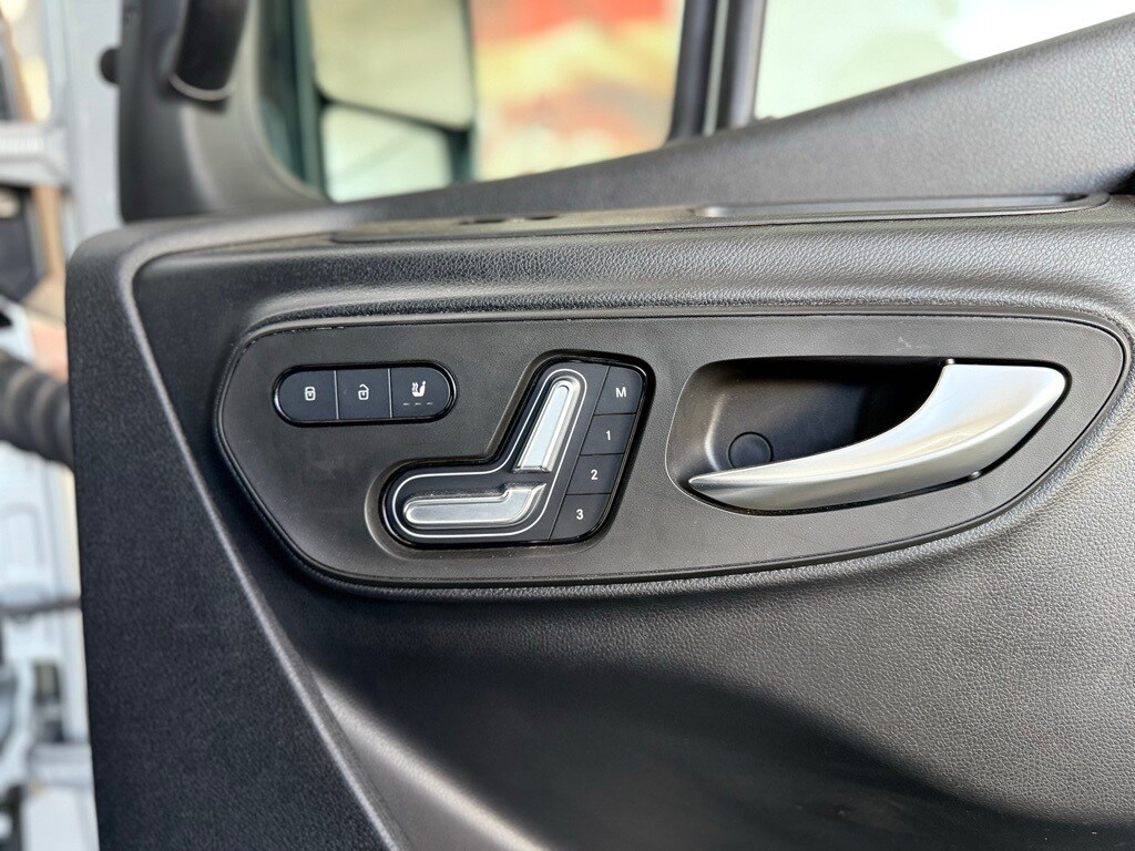 Vehicle image 69 of 70