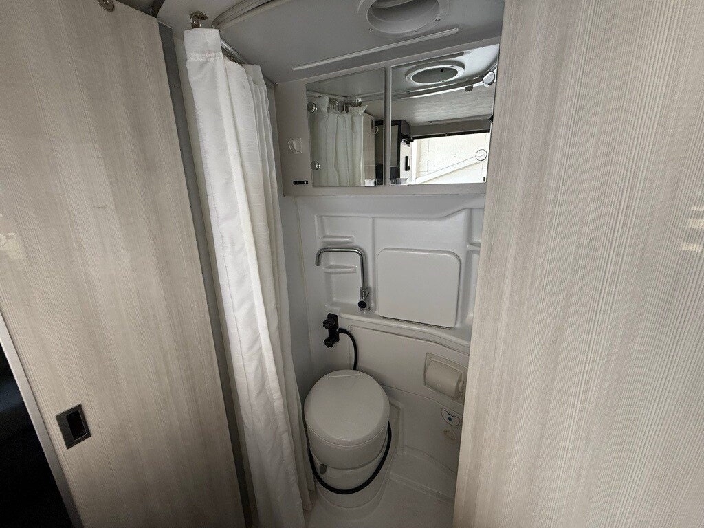 Vehicle image 51 of 70