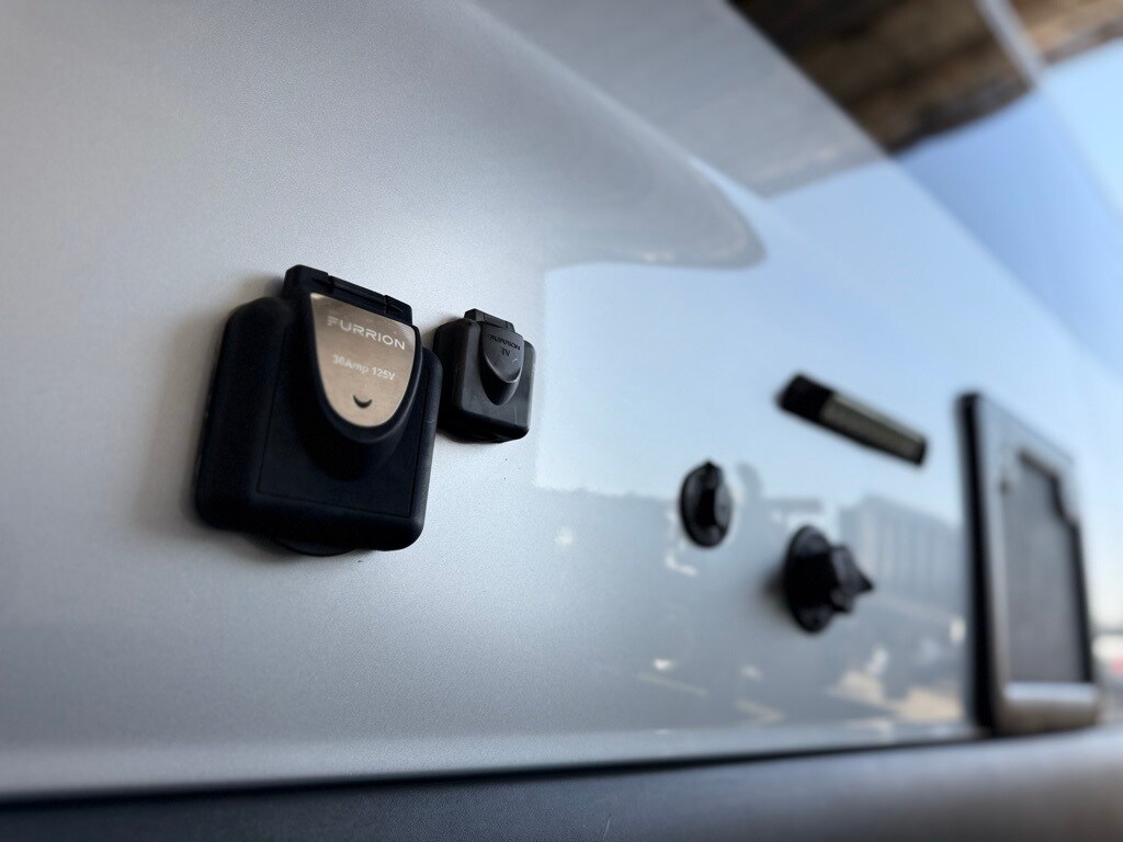 Vehicle image 16 of 70