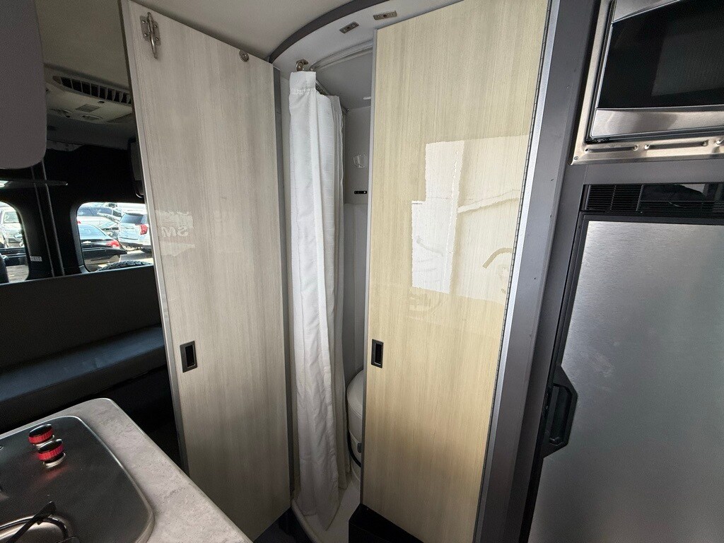 Vehicle image 50 of 70
