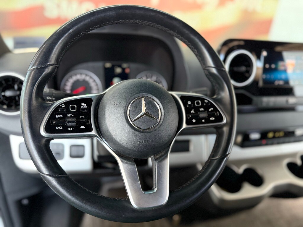 Vehicle image 27 of 70
