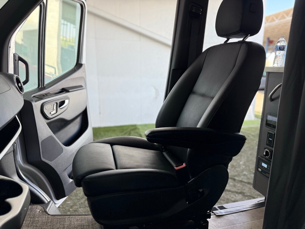 Vehicle image 39 of 70