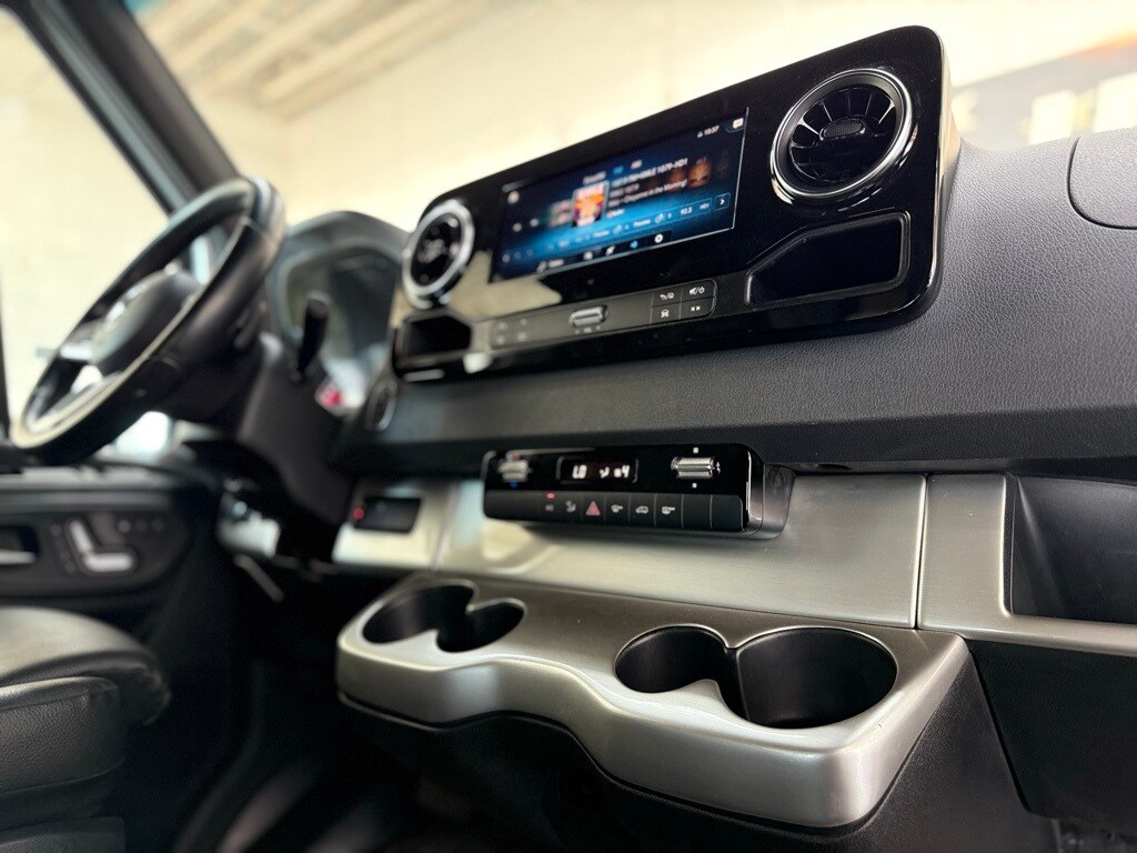 Vehicle image 68 of 70
