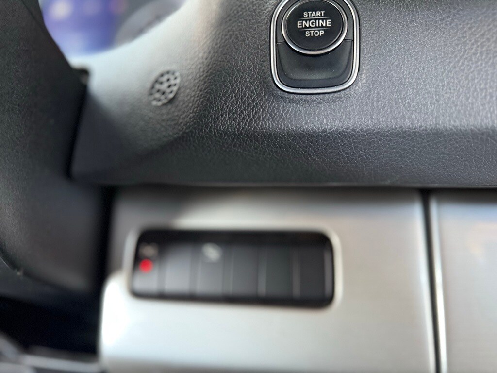 Vehicle image 33 of 70