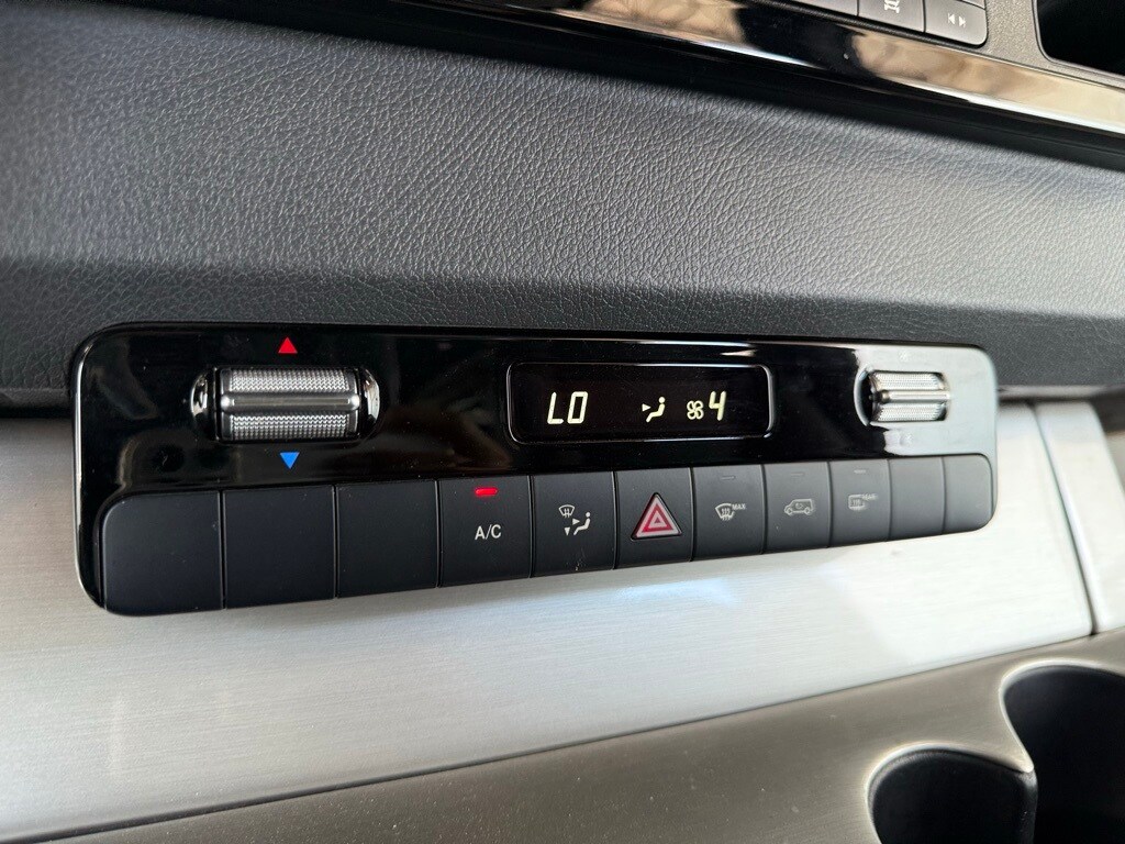Vehicle image 32 of 70