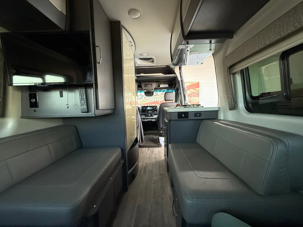 Vehicle image 61 of 70