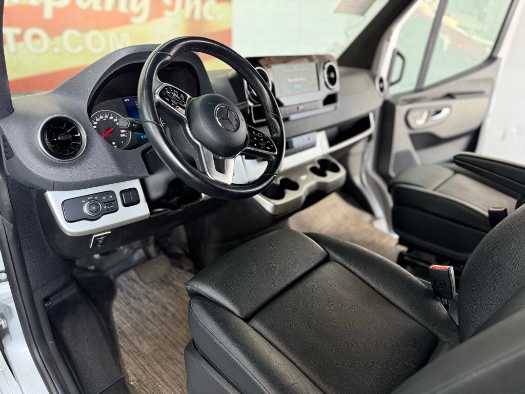 Vehicle image 25 of 70