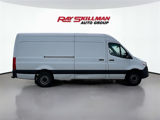 Vehicle image 4 of 32