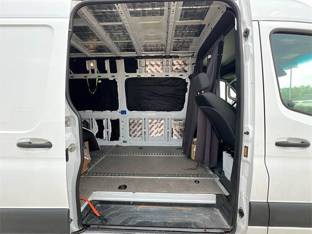 Vehicle image 25 of 32