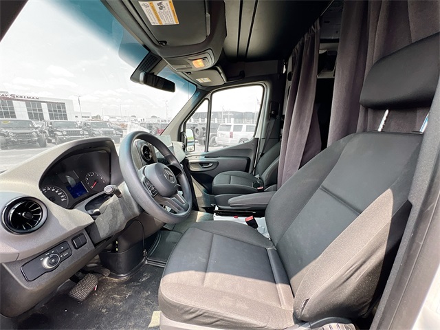 Vehicle image 9 of 32