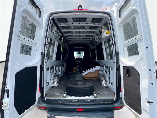 Vehicle image 21 of 32